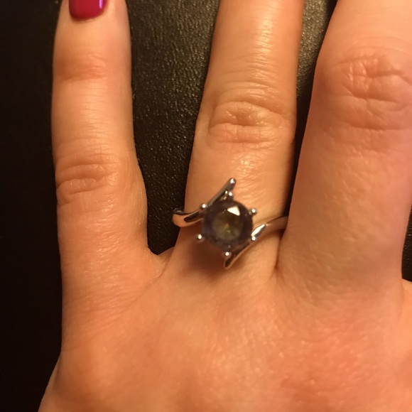 Silver Ring with a Green/Purple Ombré Stone and Pointed Details - Picture 2 of 3